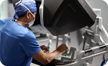 醫師會與您一起待在手術室裡，並以雙手操控攝影鏡頭與手術器械來進行手術。