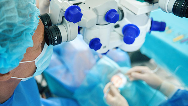白內障手術同時矯正近視、散光與老花，非繞射延伸焦距人工水晶體提供連續視力、減少夜間眩光，眼科醫師圖文解析